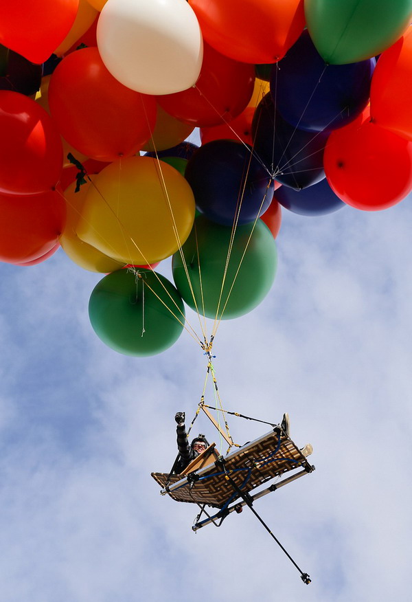 躺椅版“飛屋環(huán)游”：美冒險家用氫氣球升空2400米