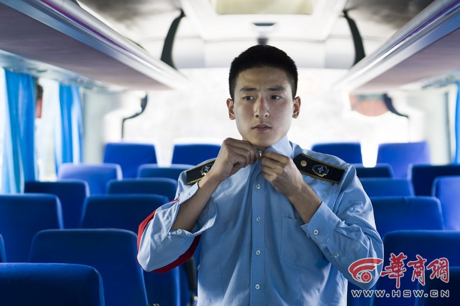 西安一公交車現(xiàn)最帥售票員 顏值爆表走紅網(wǎng)絡