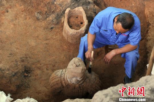 　圖為考古工作者在發(fā)掘現(xiàn)場(chǎng)　