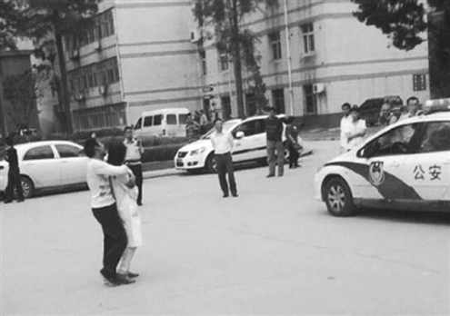 武漢大學(xué)生劫持女醫(yī)生續(xù)：事前失戀 被索賠30萬(wàn)為謠言