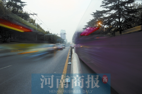 如今的建設(shè)路拓寬了不少，各種車(chē)輛川流不息（照片為多次曝光合成）