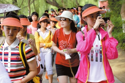 未名湖畔，游人紛紛拍照留念。