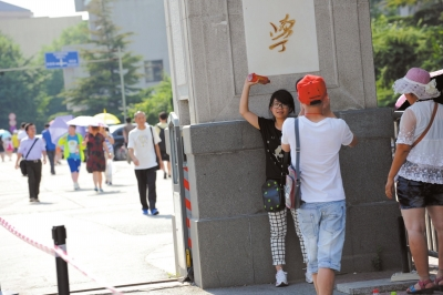 不愿排隊等待的游客只在門前留影。